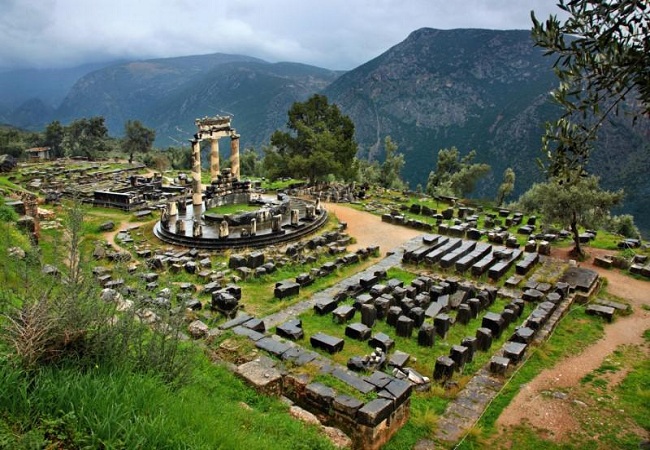 Δελφοί, (Δέλφυς) σημαίνει «μήτρα, κοιλιά», ο «ομφαλός της&nbsp;Γης»