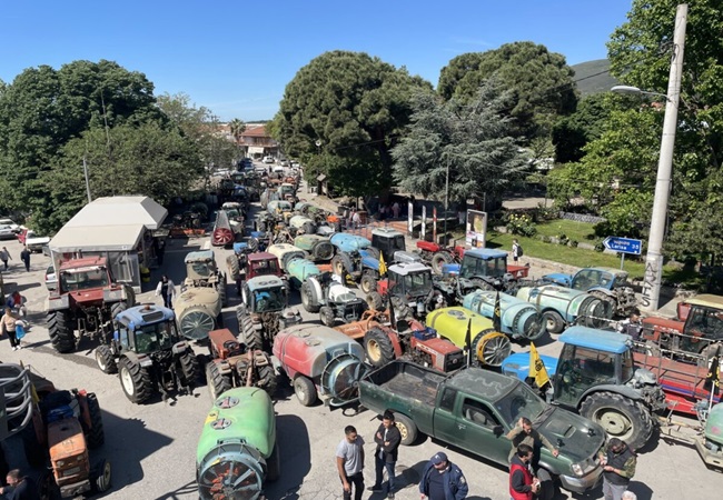 «Πλημμύρισε» με τρακτέρ το κέντρο της Αγιάς: Σε απόγνωση οι παραγωγοί – «Δεν δίνει λύσεις η&nbsp;Κυβέρνηση…»