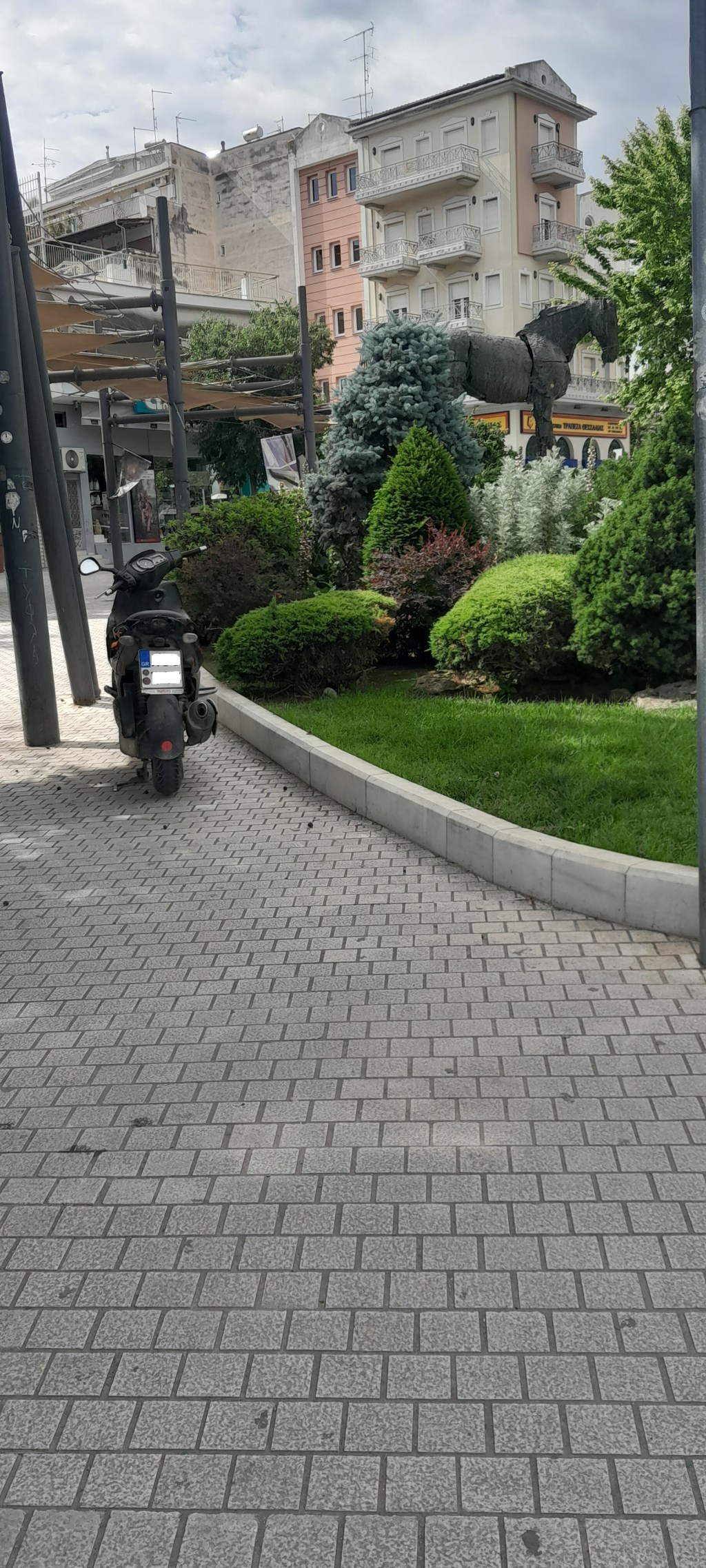 Περίεργη μόνιμη στάθμευση δίκυκλου αλλά και αντιμετώπιση από τις αρχές στο κέντρο της&nbsp;Λάρισας!