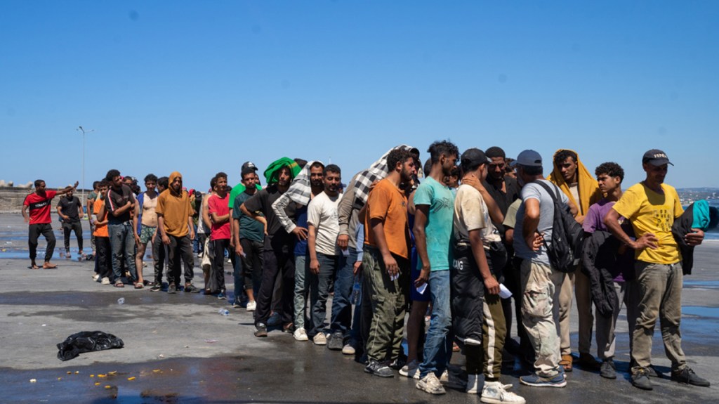 ΔΙΩΧΝΟΥΝ ΤΟΥΣ ΠΛΗΜΜΥΡΟΠΑΘΕΙΣ ΑΠΟ ΤΟ ΚΟΥΤΣΟΧΕΡΟ ΓΙΑ ΝΑ ΥΠΟΔΕΧΤΟΥΝ ΛΑΘΡΟΜΕΤΑΝΑΣΤΕΣ!!!