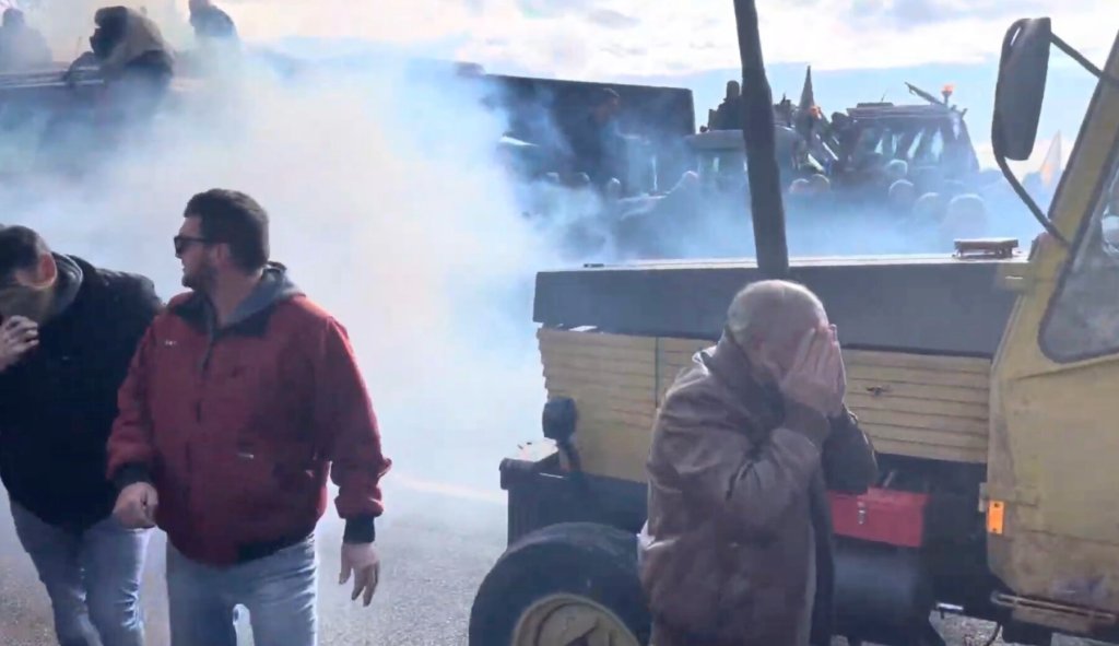 ΠΟΛΕΜΟΣ ΜΕΤΑΞΥ ΑΓΡΟΤΩΝ ΚΑΙ ΑΣΤΥΝΟΜΙΚΩΝ ΣΤΗΝ Ε.Ο. ΕΞΩ ΑΠΟ ΤΗ&nbsp;ΛΑΡΙΣΑ!